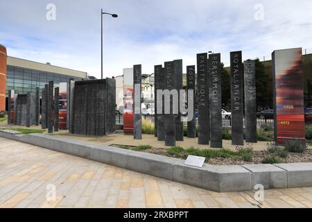 The Nameplates Sculpture vor dem Bahnhof Doncaster, Doncaster Town, South Yorkshire, England, Vereinigtes Königreich Stockfoto