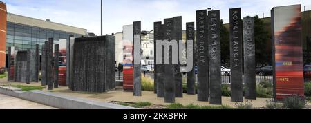 The Nameplates Sculpture vor dem Bahnhof Doncaster, Doncaster Town, South Yorkshire, England, Vereinigtes Königreich Stockfoto