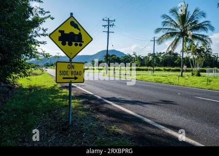 Warnschild für Zuckerrohrzüge in der Nähe von El Arish, Queensland, Australien Stockfoto