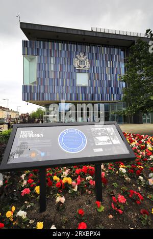 Die Suffragettes-Infotafel vor dem Doncaster Register Office, Sir Nigel Gresley Square, Waterdale, Doncaster, South Yorkshire, England, UK Stockfoto