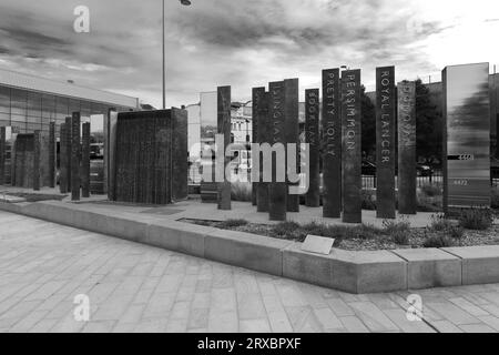 The Nameplates Sculpture vor dem Bahnhof Doncaster, Doncaster Town, South Yorkshire, England, Vereinigtes Königreich Stockfoto