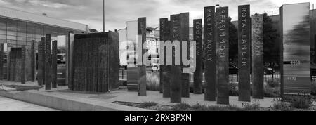 The Nameplates Sculpture vor dem Bahnhof Doncaster, Doncaster Town, South Yorkshire, England, Vereinigtes Königreich Stockfoto