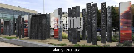 The Nameplates Sculpture vor dem Bahnhof Doncaster, Doncaster Town, South Yorkshire, England, Vereinigtes Königreich Stockfoto