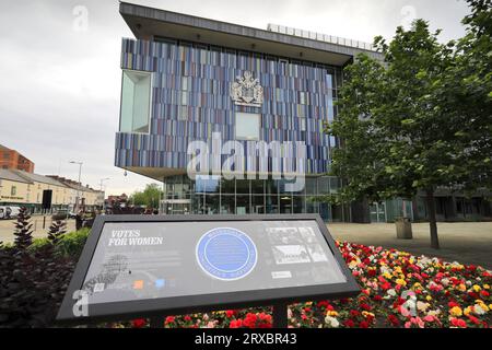 Die Suffragettes-Infotafel vor dem Doncaster Register Office, Sir Nigel Gresley Square, Waterdale, Doncaster, South Yorkshire, England, UK Stockfoto