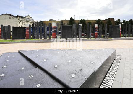 The Nameplates Sculpture vor dem Bahnhof Doncaster, Doncaster Town, South Yorkshire, England, Vereinigtes Königreich Stockfoto