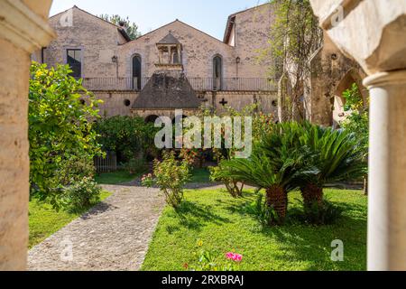 Der Kreuzgang von der wunderbaren Abtei Fossanova in der Nähe der Stadt Priverno in der Provinz Latina, Latium, italien. Stockfoto