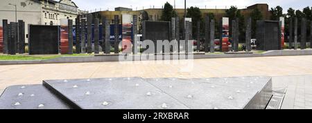 The Nameplates Sculpture vor dem Bahnhof Doncaster, Doncaster Town, South Yorkshire, England, Vereinigtes Königreich Stockfoto