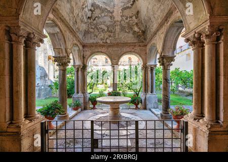 Der Kreuzgang von der wunderbaren Abtei Fossanova in der Nähe der Stadt Priverno in der Provinz Latina, Latium, italien. Stockfoto