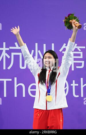 (230924) -- HANGZHOU, 24. September 2023 (Xinhua) -- Tang Qianting reagiert während der Verleihung der 50-m-Breastroke für Frauen bei den 19. Asienspielen in Hangzhou, Ostchinesische Provinz Zhejiang, 24. September 2023. Stockfoto