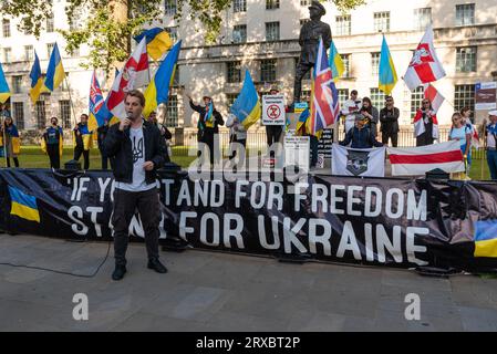 Protest gegen die Aktionen Russlands in der Ukraine in Whitehall gegenüber der Downing Street. Wenn Sie für die Freiheit stehen, stehen Sie für das ukrainische Banner Stockfoto