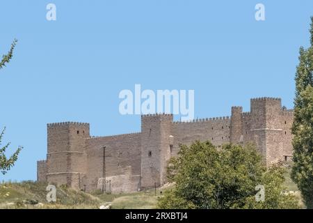 Schloss der Bischöfe von Sigüenza, Palastfestung aus dem 12. Jahrhundert in der spanischen Gemeinde Sigüenza, Provinz Guadalajara, Spanien, Europa Stockfoto