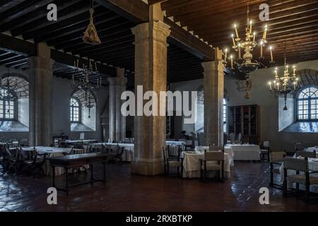 Schlafen mit einem Geist in der mittelalterlichen Burg des Parador Nacional de Turismo de Siguenza. Die Legende von „den Schreien von Doña Blanca“, Guadalajara. Stockfoto