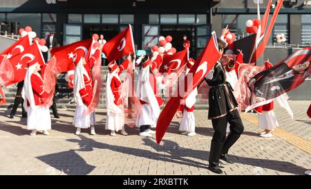 Bursa Turket - Oktober 29 2022 : Nationales Souveränitäts- und Kinderfest. Türkische Kinder tanzen in rot-weißen Trachten. Hoch q Stockfoto