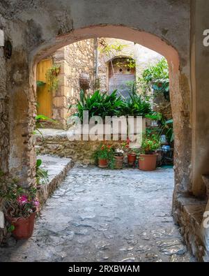 Malerischer Anblick vom wunderschönen Dorf Monte San Biagio in der Provinz Latina, Latium, Italien. Stockfoto