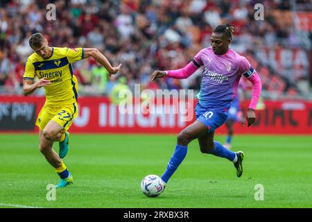 Rafael Leao (R) vom AC Mailand und Pawel Dawidowicz (L) vom Hellas Verona FC wurden während des Fußballspiels der Serie A 2023/24 zwischen dem AC Mailand und dem Hellas Verona FC im San Siro Stadion in Aktion gesehen. Endstand: Milan 1:0 Hellas Verona. Stockfoto