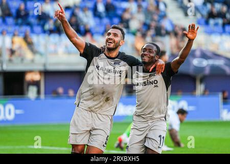 ZWOLLE - Vangelis Pavlidis von AZ Alkmaar und Ibrahim Sadiq von AZ Alkmaar feiern die 0-3 während des niederländischen Eredivisie-Spiels zwischen PEC Zwolle und AZ Alkmaar im MAC3Park-Stadion am 24. September 2023 in Zwolle, Niederlande. ANP ED VAN DE POL Stockfoto