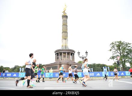 Berlin, Deutschland. September 2023. Die Läuferinnen und Läufer nehmen am Berlin Marathon 2023 in Berlin, der Hauptstadt Deutschlands, am 24. September 2023 Teil. Kredit: Ren Pengfei/Xinhua/Alamy Live News Stockfoto