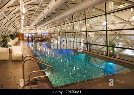 Ein Swimmingpool im Oryx Airport Hotel im Hamad International Airport, Doha, Katar. Stockfoto