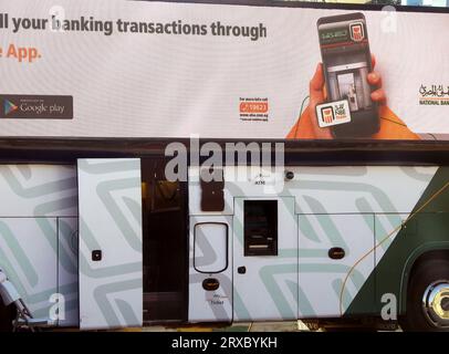 Kairo, Ägypten, 6. September 2023: National Bank of Egypt oder Al Bank Al Ahly Al Masre, die mobile Busfiliale, mit Geldautomaten und elektronischen Diensten für Zollabfertigung Stockfoto