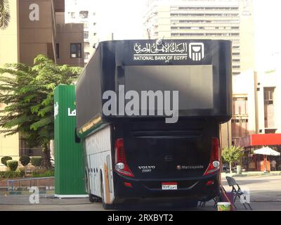 Kairo, Ägypten, 7. September 2023: National Bank of Egypt oder Al Bank Al Ahly Al Masre, die mobile Busfiliale, mit Geldautomaten und elektronischen Diensten für Zollabfertigung Stockfoto