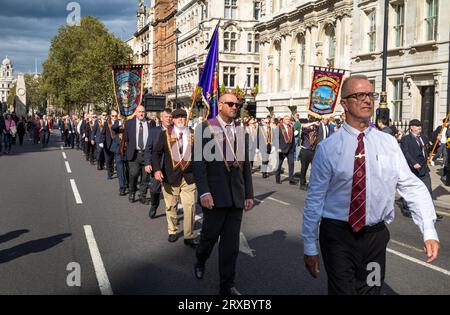 Mitglieder einer irischen protestantischen loyalistischen Gruppe, der Apprentice Boys of Derry, Campsie Club, marschieren am Cenotaph-Kriegsmahnmal in Whitehall, London vorbei. T Stockfoto