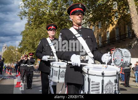 Mitglieder einer irischen protestantischen loyalistischen paramilitärischen Ulster Volunteer Force (UVF)-Band spielen Trommeln und Flöten auf der Cenotaph-Gedenkstätte in Whitehall Stockfoto