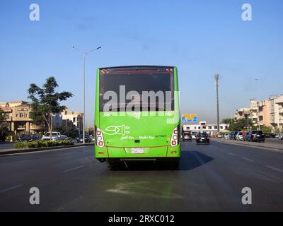 Kairo, Ägypten, 10. September 2023: Der grüne Bus für den Personenverkehr innerhalb Kairos, Ein Projekt der öffentlichen Verkehrsbehörde mit Stockfoto