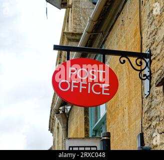 Nahaufnahme eines hängenden Schildes für das Postamt in Burford Oxfordshire Cotswolds England Großbritannien Stockfoto