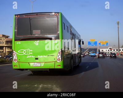 Kairo, Ägypten, 10. September 2023: Der grüne Bus für den Personenverkehr innerhalb Kairos, Ein Projekt der öffentlichen Verkehrsbehörde mit Stockfoto