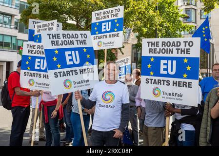 London/UK - 23. September 2023: Anti-Brexit-Aktivisten halten Plakate auf dem EU National Remjoin March im Zentrum Londons. Tausende von Menschen marschierten herüber Stockfoto