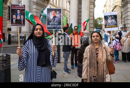 London, Großbritannien. 23. September 2023: Zwei pakistanische Unterstützerinnen der politischen Partei Pakistan Tehreek-e-Insaf (PTI) protestieren in Whitehall im Zentrum Londons. Stockfoto