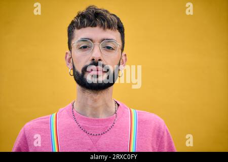 Nahaufnahme Porträt attraktive junge kaukasische Mann Regenbogen LGBT Hosenträger. Schwule Millennials. Stockfoto