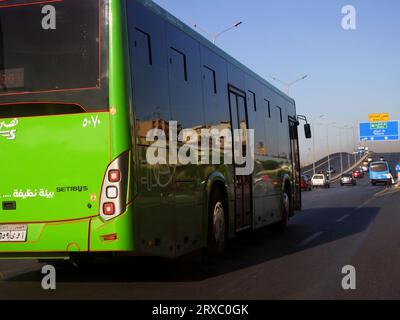 Kairo, Ägypten, 10. September 2023: Der grüne Bus für den Personenverkehr innerhalb Kairos, Ein Projekt der öffentlichen Verkehrsbehörde mit Stockfoto