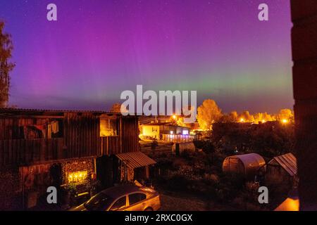 Nachtbild einer riesigen, mehrfarbigen, grünen, leuchtenden Aurora Borealis, Aurora Polaris, auch bekannt als die Nordlichter am Nachthimmel über einem See, L Stockfoto