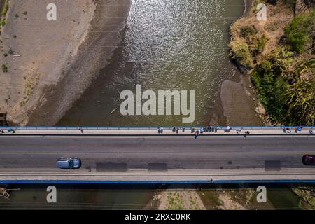 Wunderschöner Blick auf den Fluss Tarcoles und die Brücke, mit vielen Krokodilen und Alligatoren in Costa Rica Stockfoto