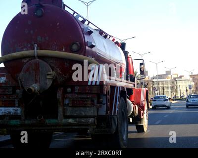 Kairo, Ägypten, 10. September 2023: Tanklastwagen mit einem Containertank mit Flüssigprodukten, ein LKW auf der Autobahn mit einem Container, der den ausliefert Stockfoto