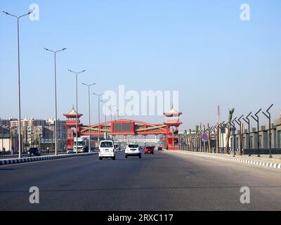 Kairo, Ägypten, 10. September 2023: Shinzo Abe-Achs-Autobahn in Ägypten mit Fußgängerbrücke im traditionellen japanischen Architekturstil Stockfoto