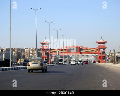 Kairo, Ägypten, 10. September 2023: Shinzo Abe-Achs-Autobahn in Ägypten mit Fußgängerbrücke im traditionellen japanischen Architekturstil Stockfoto