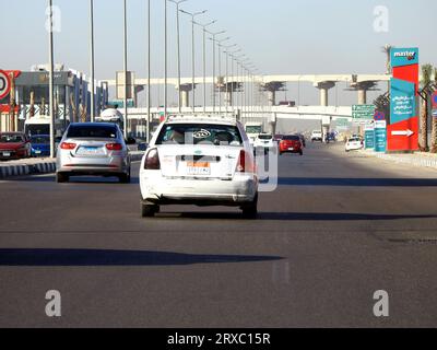 Kairo, Ägypten, 10. September 2023: Kairo wird von seinen weißen Taxis bedient, die Anfang der 2010er Jahre eingeführt wurden und nicht von einem Unternehmen geführt werden, sondern von Stockfoto