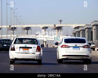 Kairo, Ägypten, 10. September 2023: Kairo wird von seinen weißen Taxis bedient, die Anfang der 2010er Jahre eingeführt wurden und nicht von einem Unternehmen geführt werden, sondern von Stockfoto
