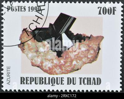 Gestempelte Briefmarke, gedruckt von Tschad, auf der Azurite zu sehen ist, um 1999. Stockfoto