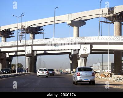 Kairo, Ägypten, 10. September 2023: Bau neuer Projekte für Verkehrsbrücken und Gleise, Säulen des Kairoer Einschienenbahnsystems Stockfoto