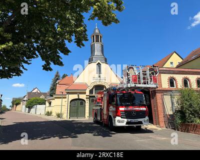 Historische Feuerwache mit modernem Feuerwehrwagen in Deutschland Stockfoto