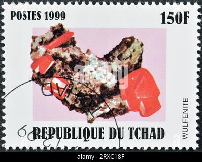 Gestempelte Briefmarke, gedruckt von Tschad, auf der Wulfenite zu sehen ist, um 1999. Stockfoto