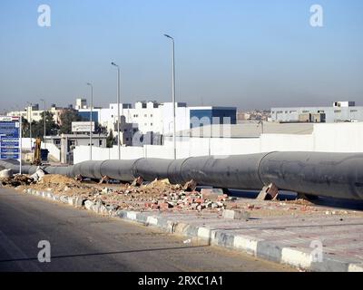 Kairo, Ägypten, 10. September 2023: Vorbereitungen für die Installation großer Wasserrohrteile, Sanitärleitungen, Verbesserung der Infrastruktur und des realen Zustands Stockfoto