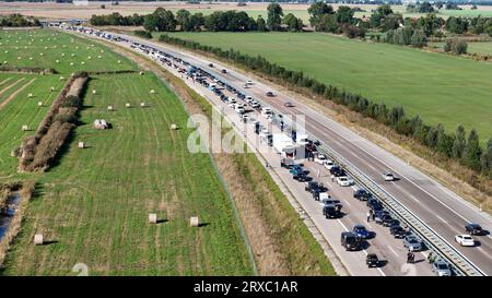 Fehrbellin, Deutschland. September 2023. Auf der A24 in Richtung Berlin wird nach einem Unfall der Verkehr unterbrochen. Am Sonntagnachmittag kam es auf der A24 in Richtung Berlin zwischen Neuruppin-Süd und Fehrbellin (Bezirk Ostprignitz-Ruppin) zu zwei Unfällen mit sechs Fahrzeugen. Eine Passagierin wurde leicht verletzt. Quelle: Philipp Neumann/TNN/dpa/Alamy Live News Stockfoto