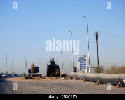 Kairo, Ägypten, 10. September 2023: Vorbereitungen für die Installation großer Wasserrohrteile, Sanitärleitungen, Verbesserung der Infrastruktur und des realen Zustands Stockfoto