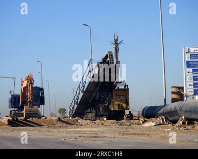Kairo, Ägypten, 10. September 2023: Vorbereitungen für die Installation großer Wasserrohrteile, Sanitärleitungen, Verbesserung der Infrastruktur und des realen Zustands Stockfoto