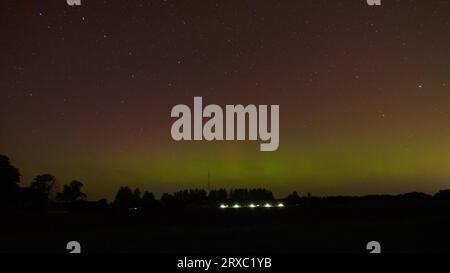 Nachtbild einer riesigen, mehrfarbigen, grünen, leuchtenden Aurora Borealis, Aurora Polaris, auch bekannt als die Nordlichter am Nachthimmel über einem See, L Stockfoto