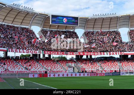 Bari, Italien. September 2023. Fans von SSC Bari während SSC Bari vs US Catanzaro, italienisches Fußball-Spiel der Serie B in Bari, Italien, 24. September 2023 Credit: Independent Photo Agency/Alamy Live News Stockfoto